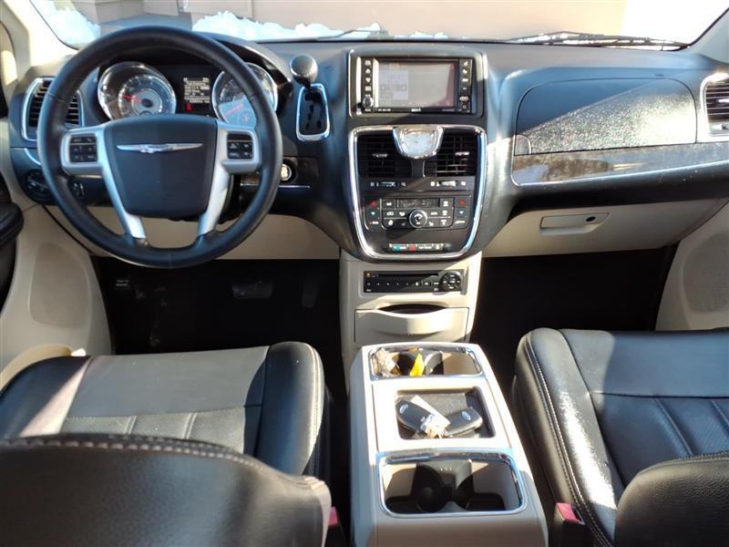Chrysler Town & Country Touring-L 2012