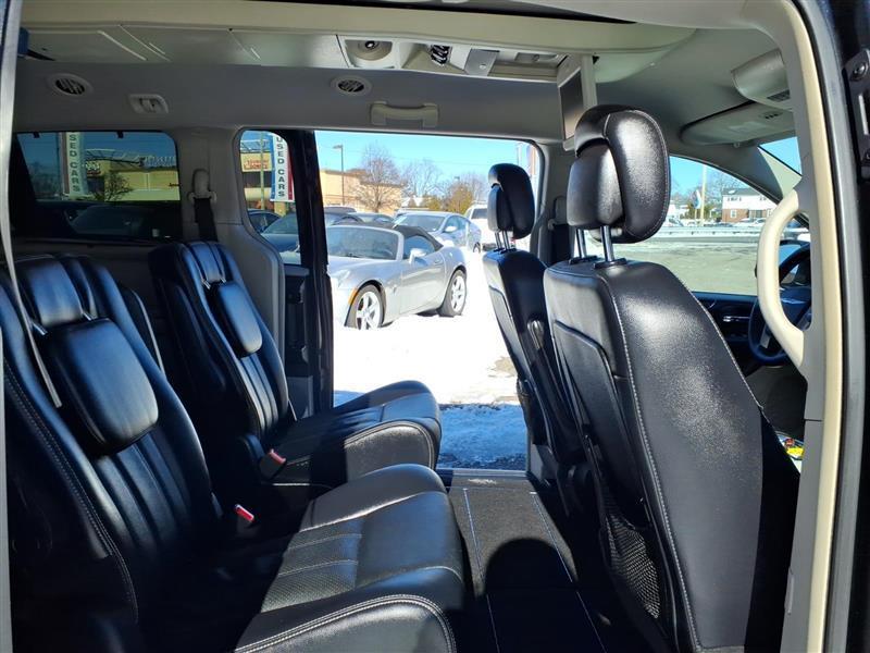 Chrysler Town & Country Touring-L 2012
