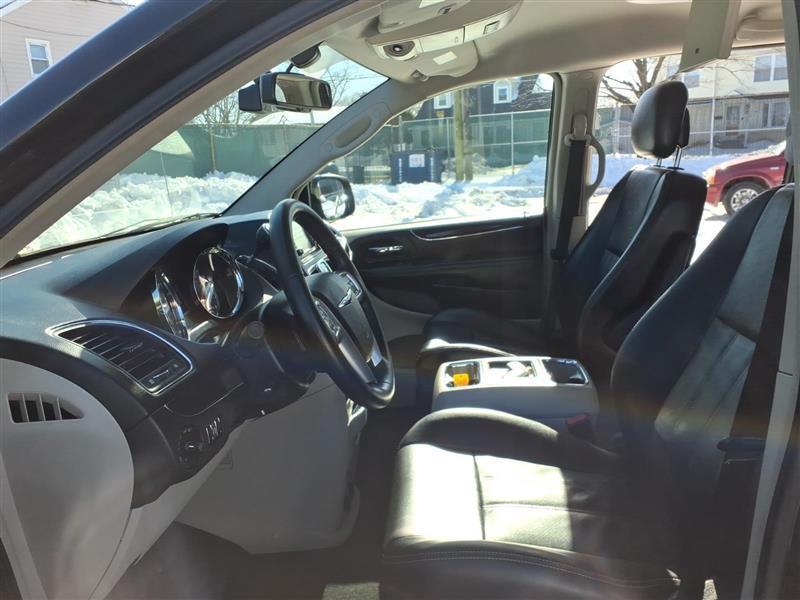 Chrysler Town & Country Touring-L 2012