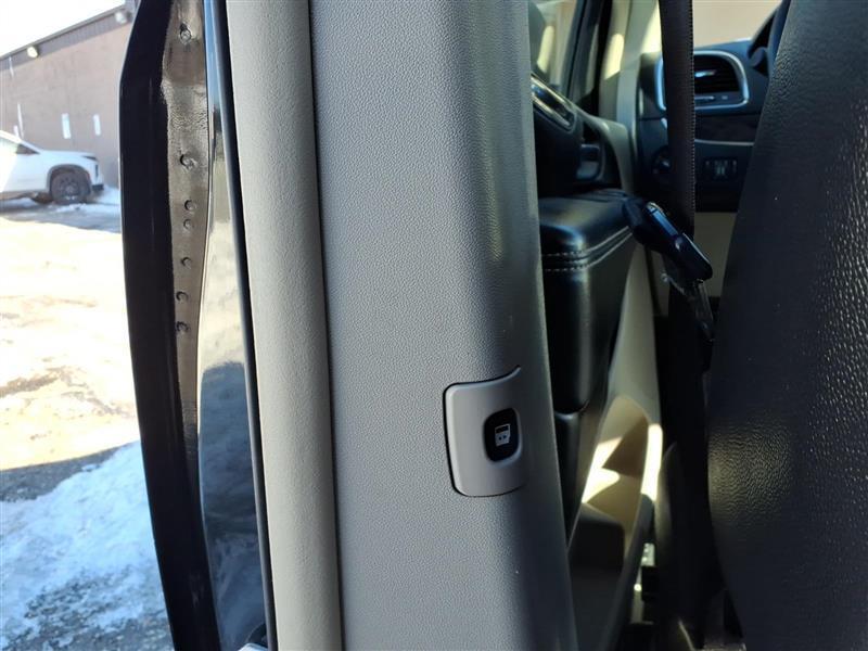 Chrysler Town & Country Touring-L 2012