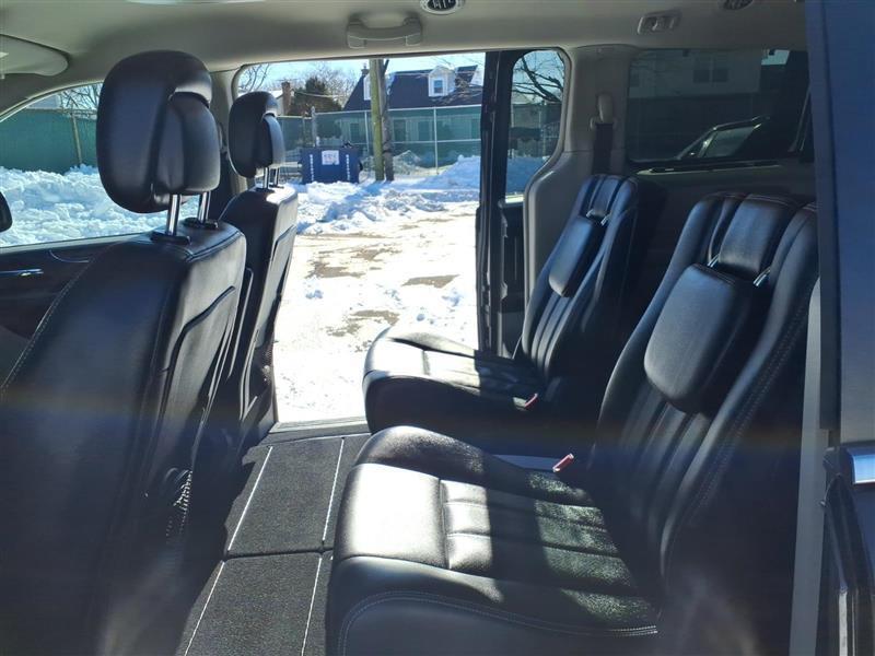 Chrysler Town & Country Touring-L 2012