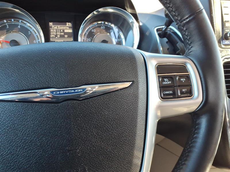 Chrysler Town & Country Touring-L 2012