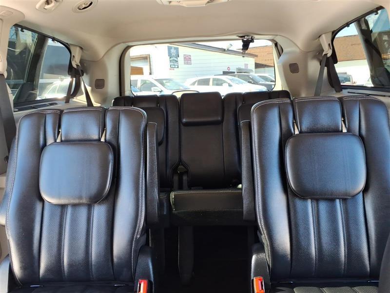 Chrysler Town & Country Touring-L 2012