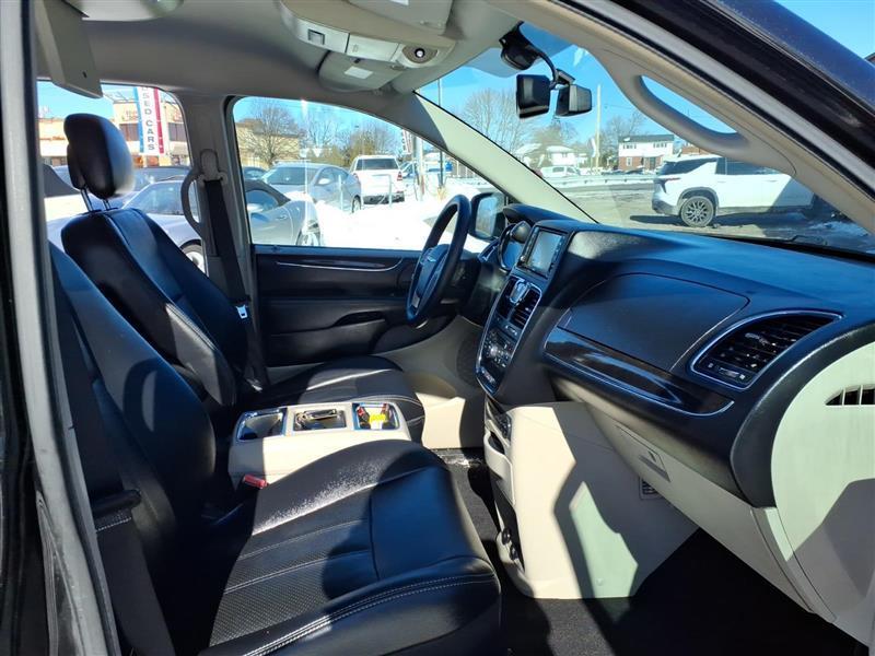 Chrysler Town & Country Touring-L 2012