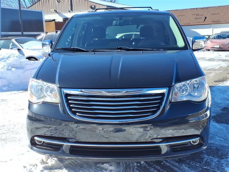 Chrysler Town & Country Touring-L 2012