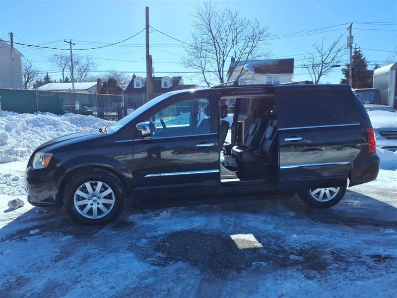Chrysler Town & Country Touring-L 2012