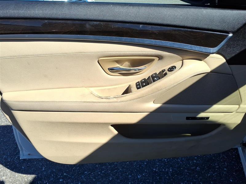 BMW 5-Series 535xi 2011