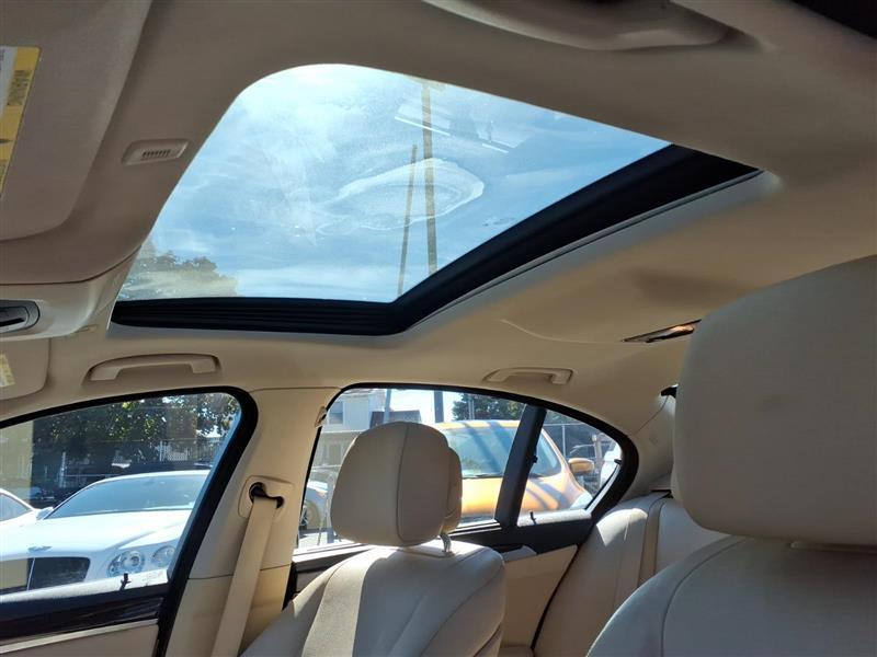 BMW 5-Series 535xi 2011