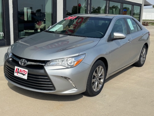 2017 Toyota Camry XLE photo 2