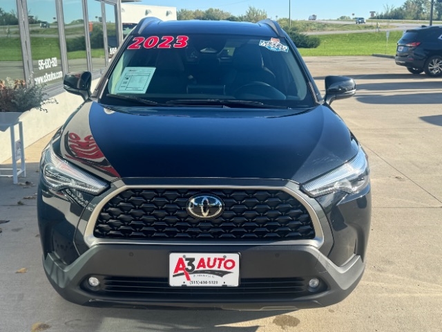 2023 Toyota Corolla Cross XLE photo 3