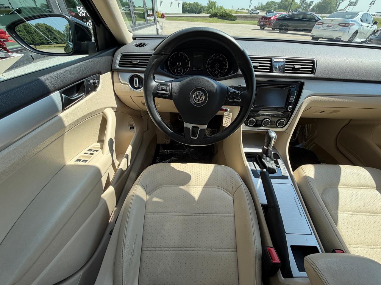 Volkswagen Passat 2.5L SE AT 2012