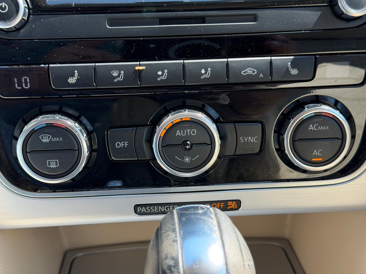 Volkswagen Passat 2.5L SE AT 2012
