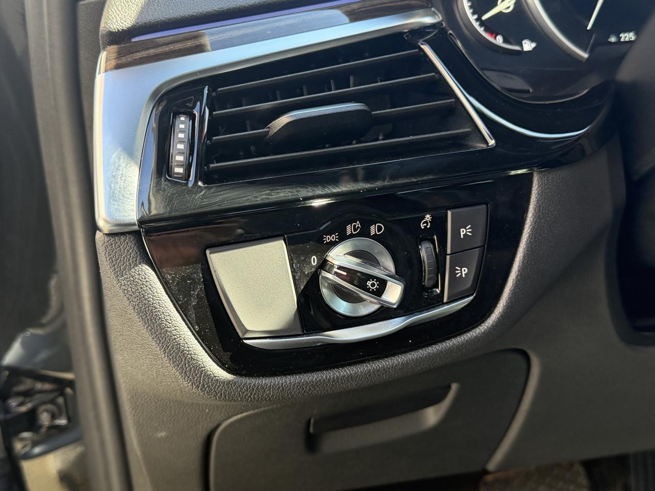 BMW 5-Series 530i xDrive 2019