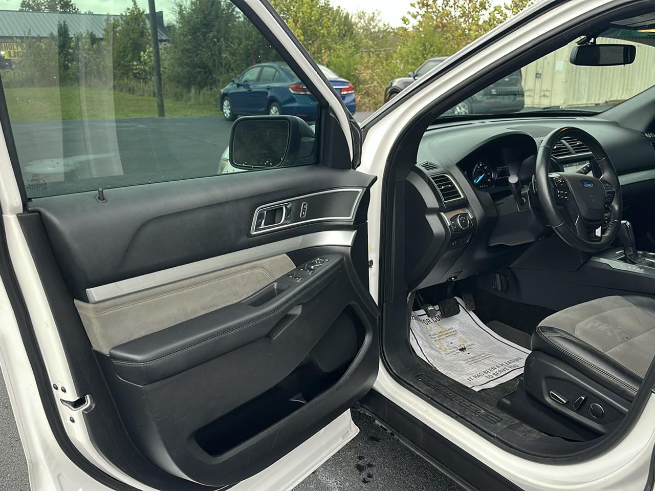 2017 Ford Explorer XLT - Photo 8