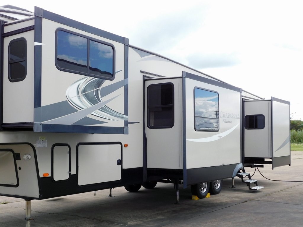 2018 Forest River Chaparral photo 3