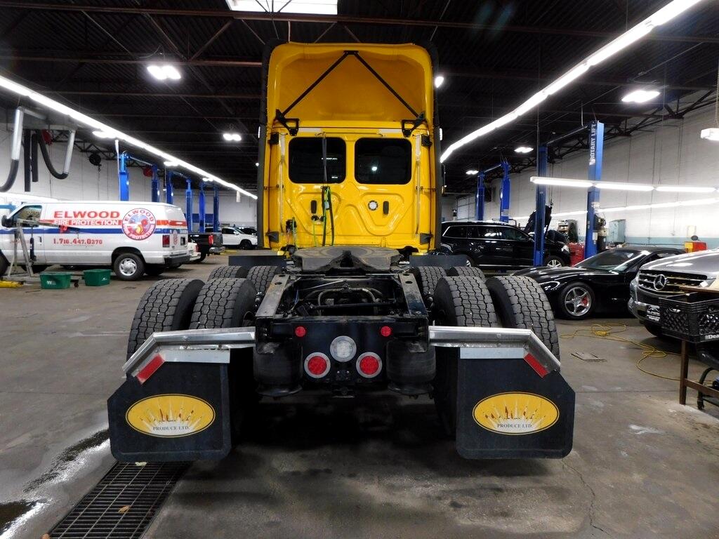 2021 Freightliner Cascadia photo 3