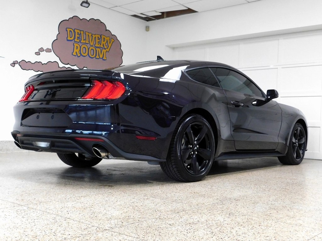 2022 Ford Mustang EcoBoost photo 4