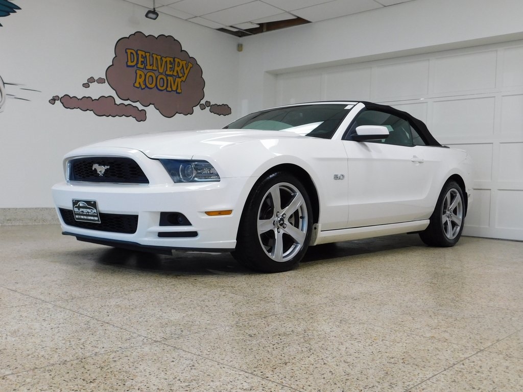 2013 Ford Mustang GT Convertible photo 2