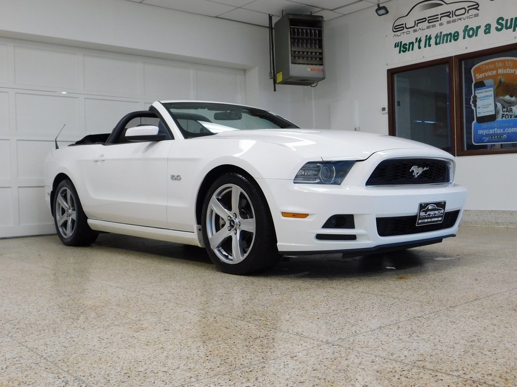 2013 Ford Mustang GT Convertible photo 4