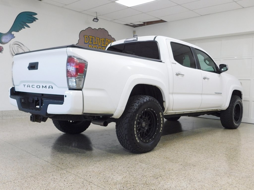 2017 Toyota Tacoma Limited Double Cab V6 4x4 photo 4