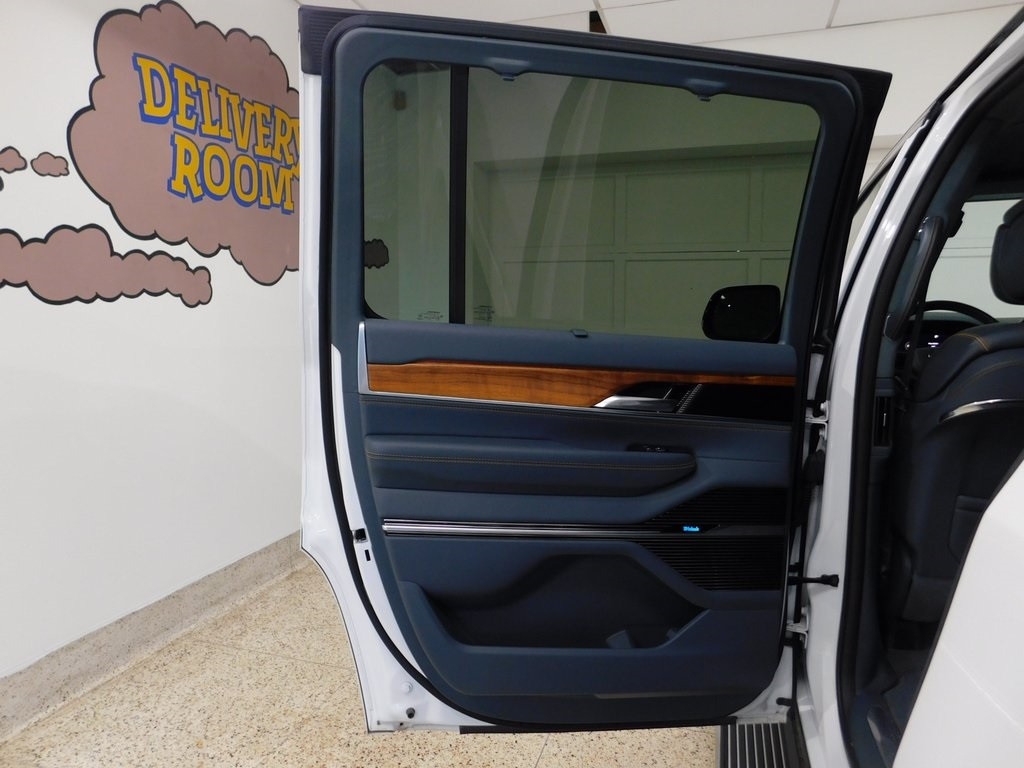 Jeep Grand Wagoneer Series II 4WD 2022