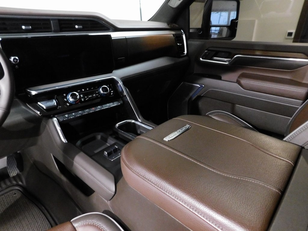 GMC Sierra 2500HD Denali Crew Cab 4WD SB 2024