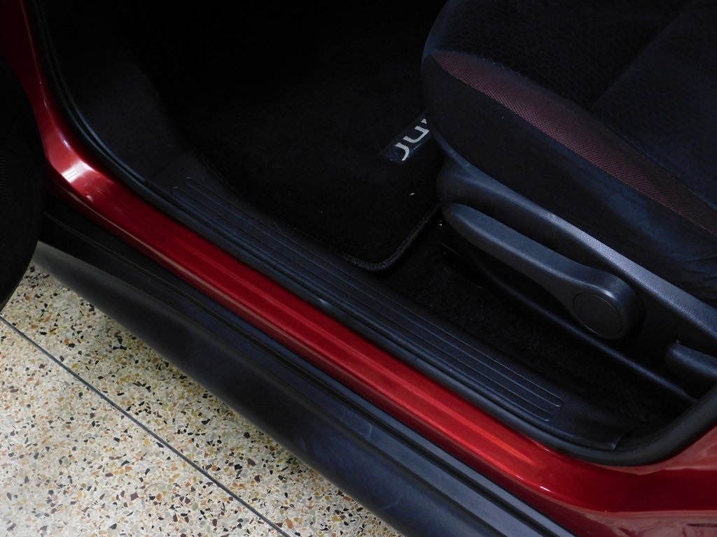 Nissan Juke S FWD 2013