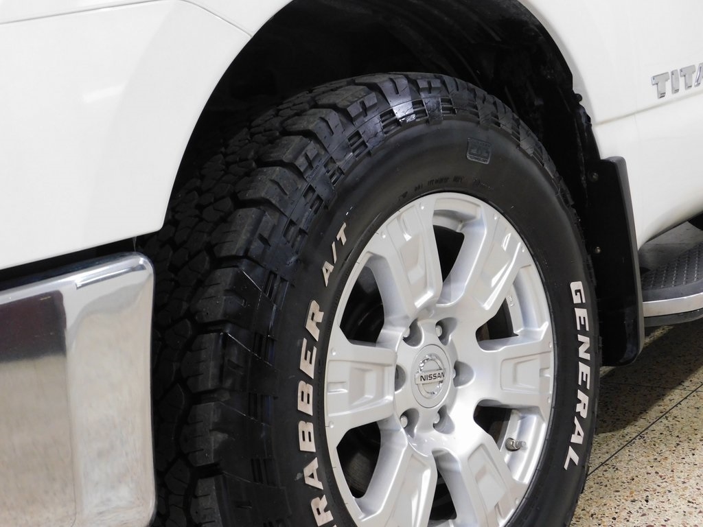 Nissan Titan SV Crew Cab 4WD 2017