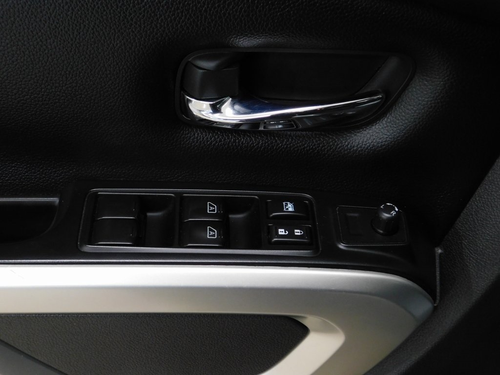 Nissan Titan SV Crew Cab 4WD 2017