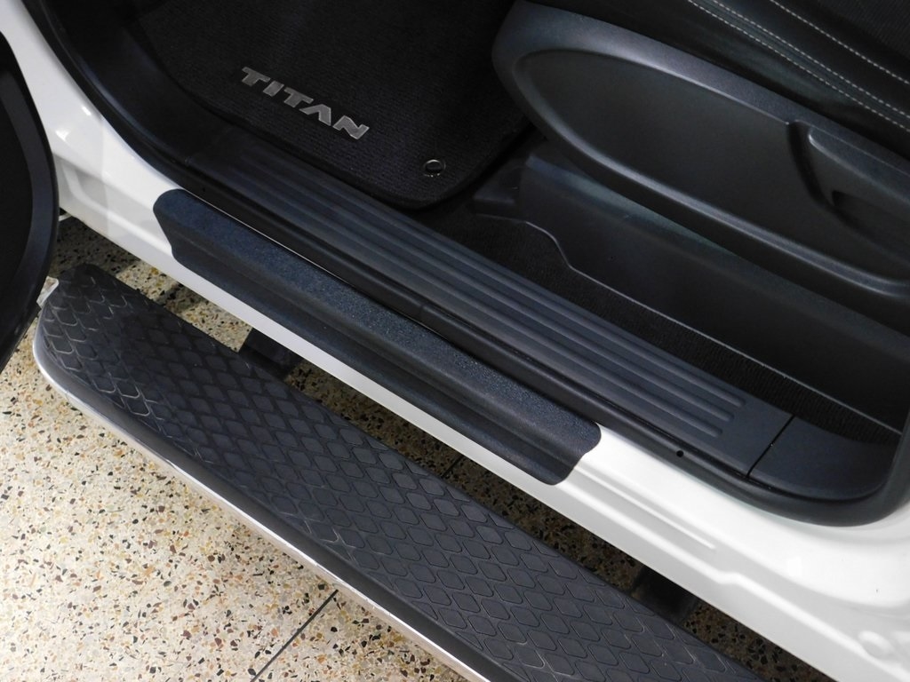 Nissan Titan SV Crew Cab 4WD 2017