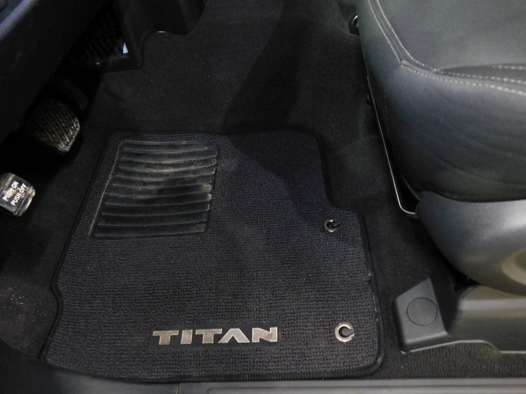 Nissan Titan SV Crew Cab 4WD 2017