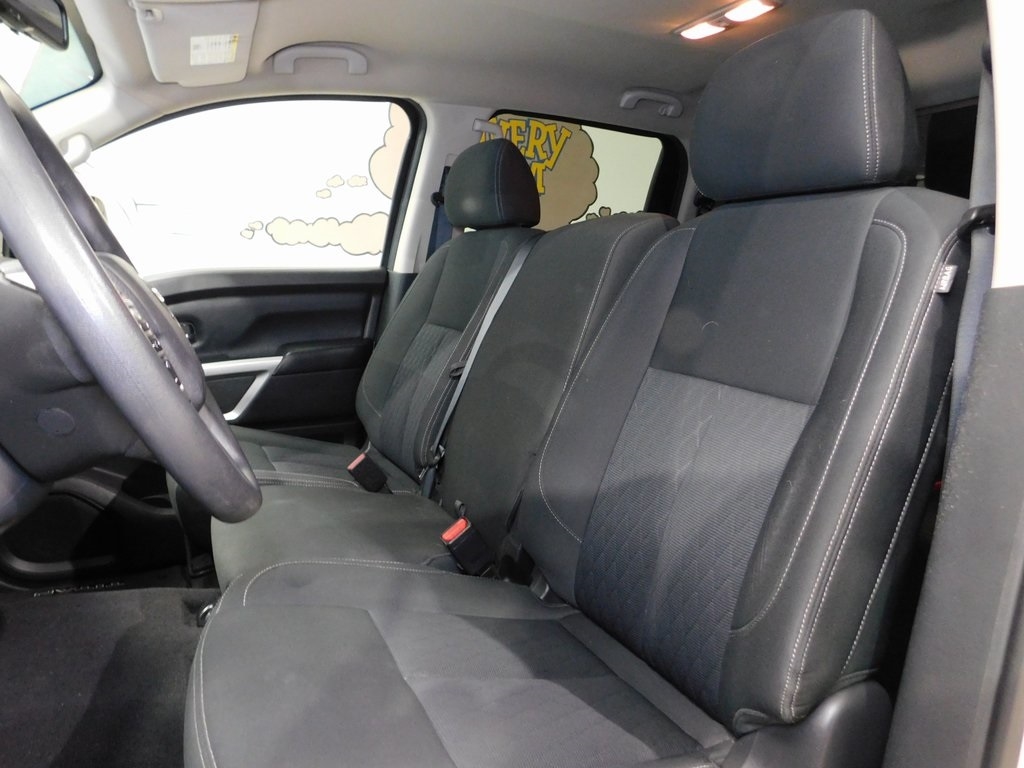 Nissan Titan SV Crew Cab 4WD 2017