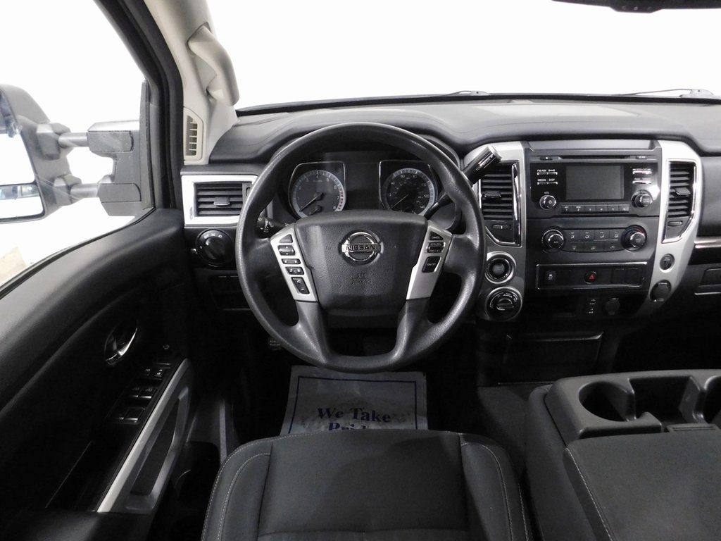 Nissan Titan SV Crew Cab 4WD 2017