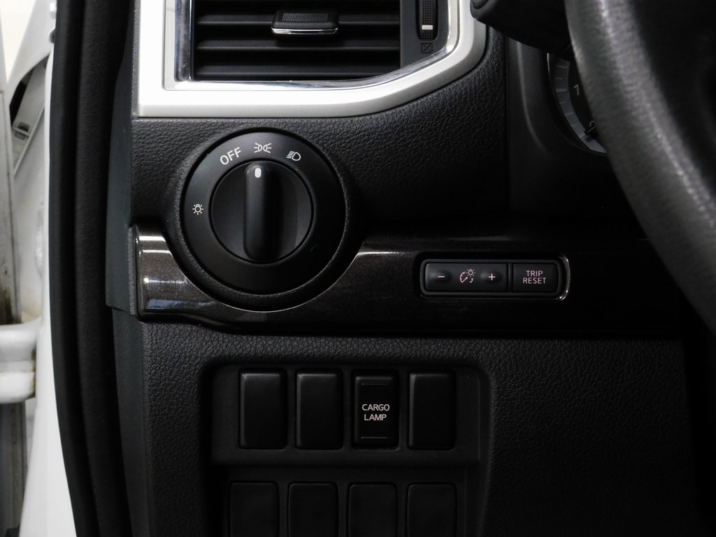 Nissan Titan SV Crew Cab 4WD 2017