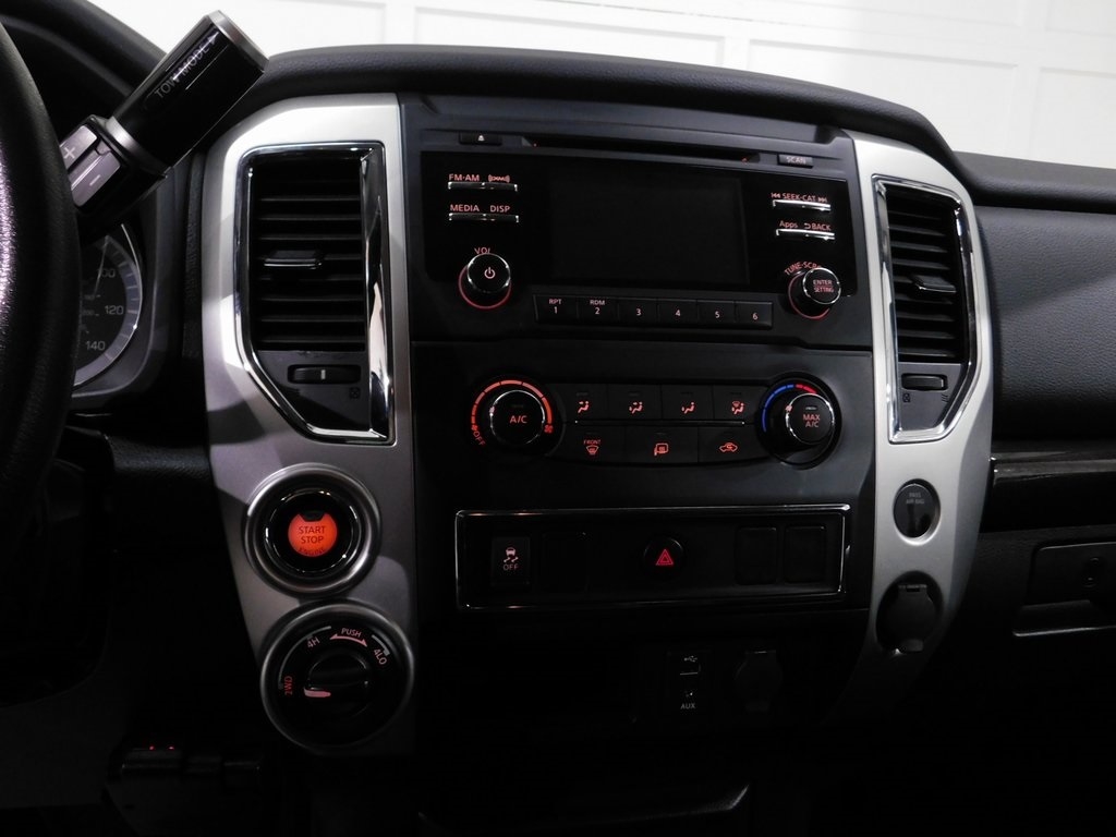 Nissan Titan SV Crew Cab 4WD 2017