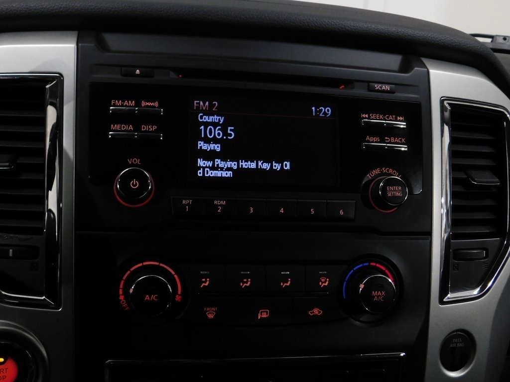 Nissan Titan SV Crew Cab 4WD 2017