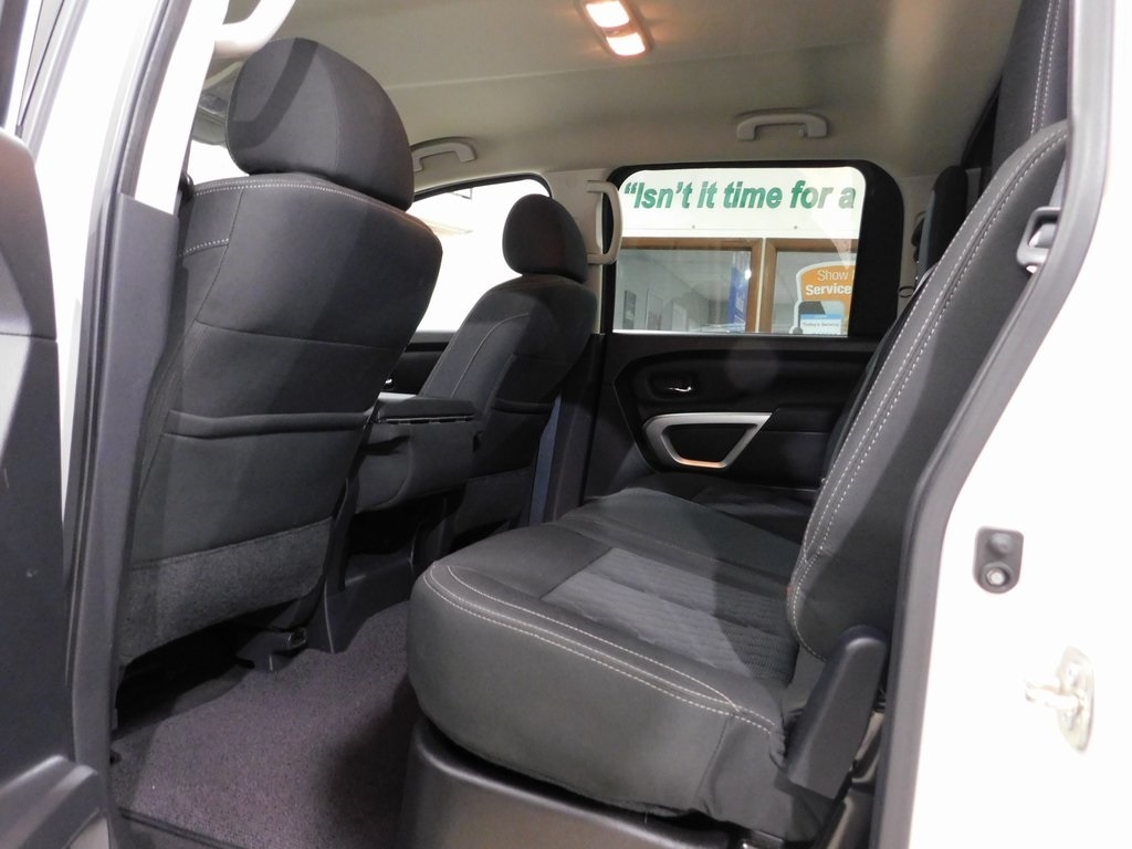 Nissan Titan SV Crew Cab 4WD 2017