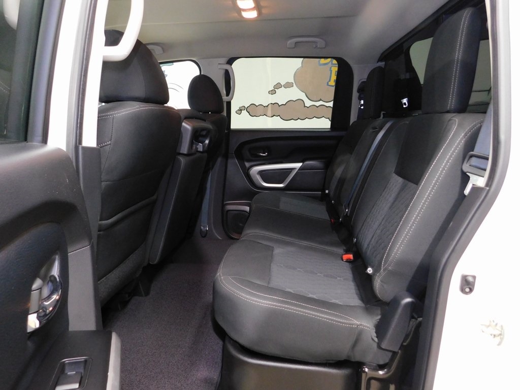 Nissan Titan SV Crew Cab 4WD 2017