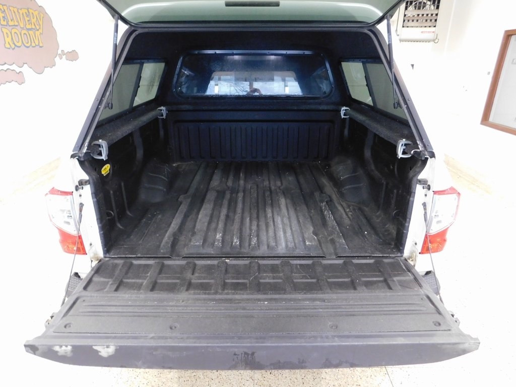 Nissan Titan SV Crew Cab 4WD 2017