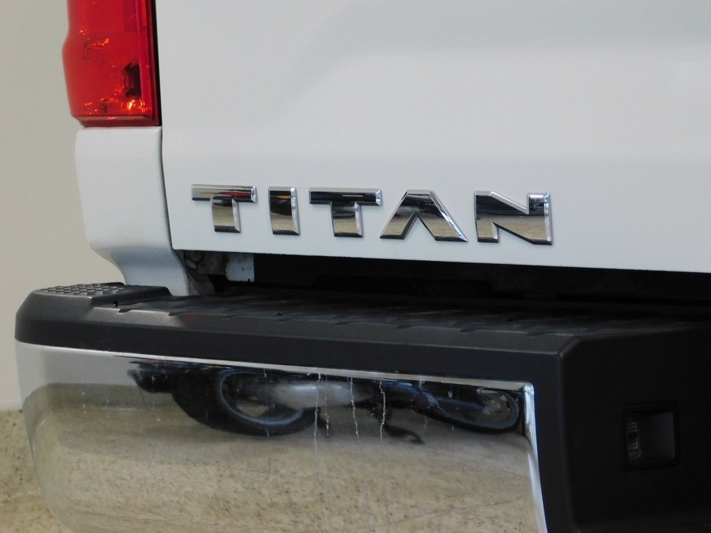 Nissan Titan SV Crew Cab 4WD 2017