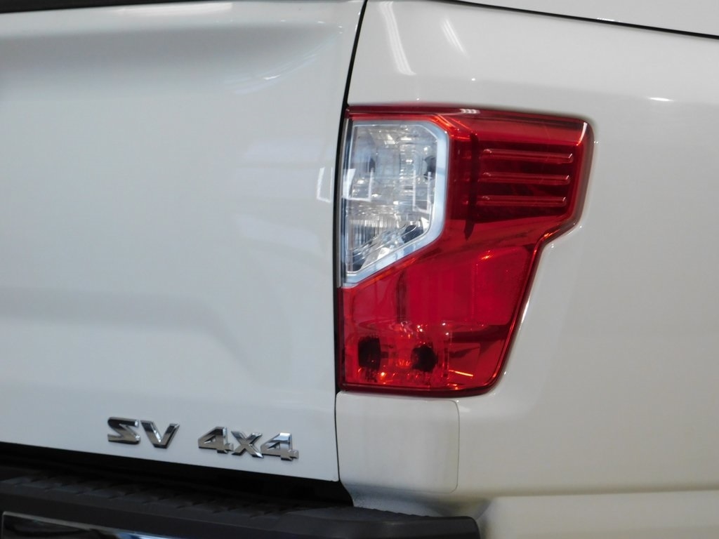 Nissan Titan SV Crew Cab 4WD 2017