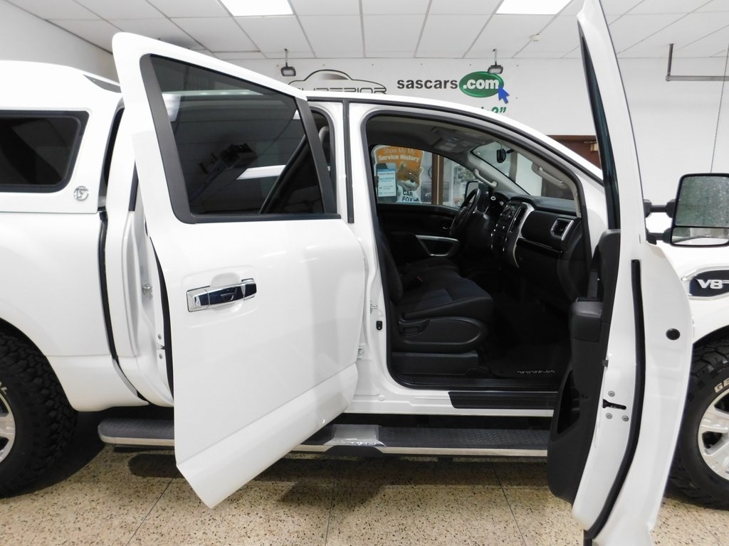 Nissan Titan SV Crew Cab 4WD 2017