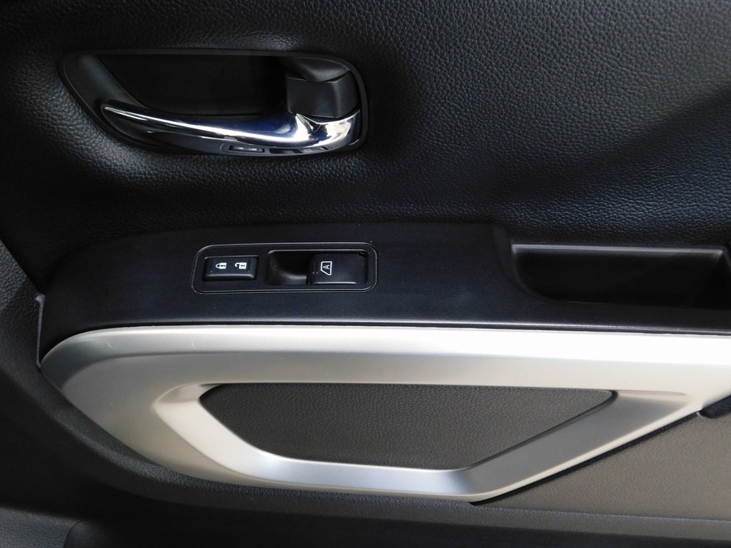 Nissan Titan SV Crew Cab 4WD 2017