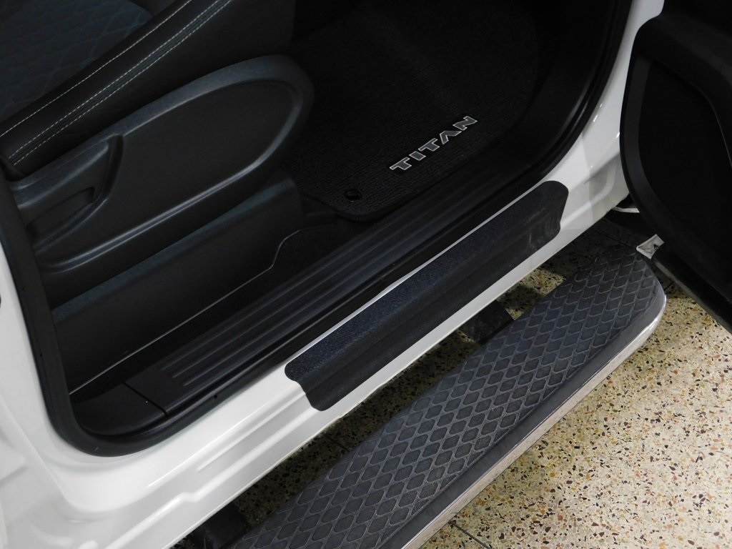 Nissan Titan SV Crew Cab 4WD 2017