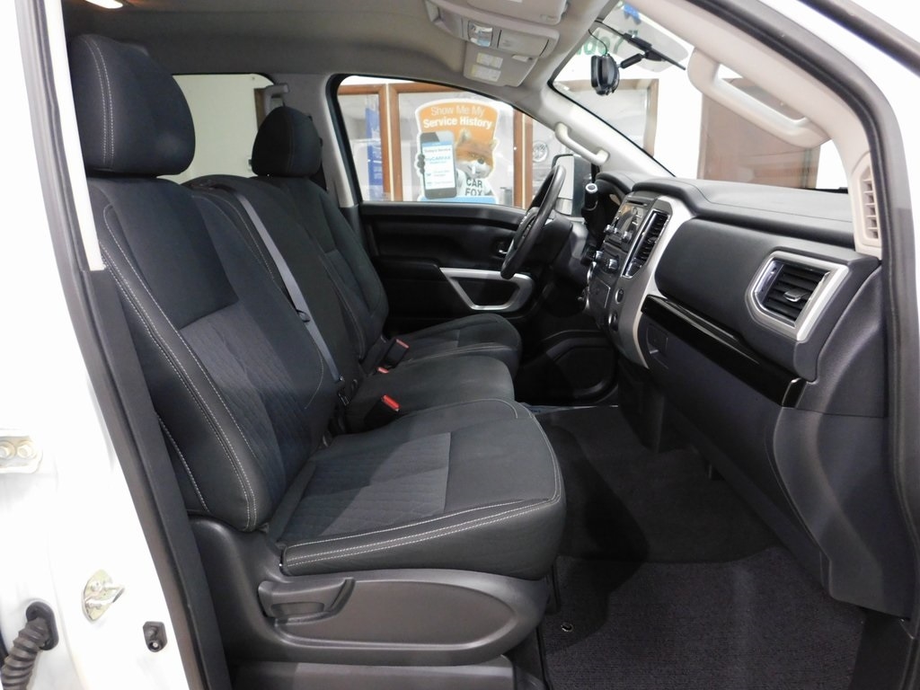 Nissan Titan SV Crew Cab 4WD 2017