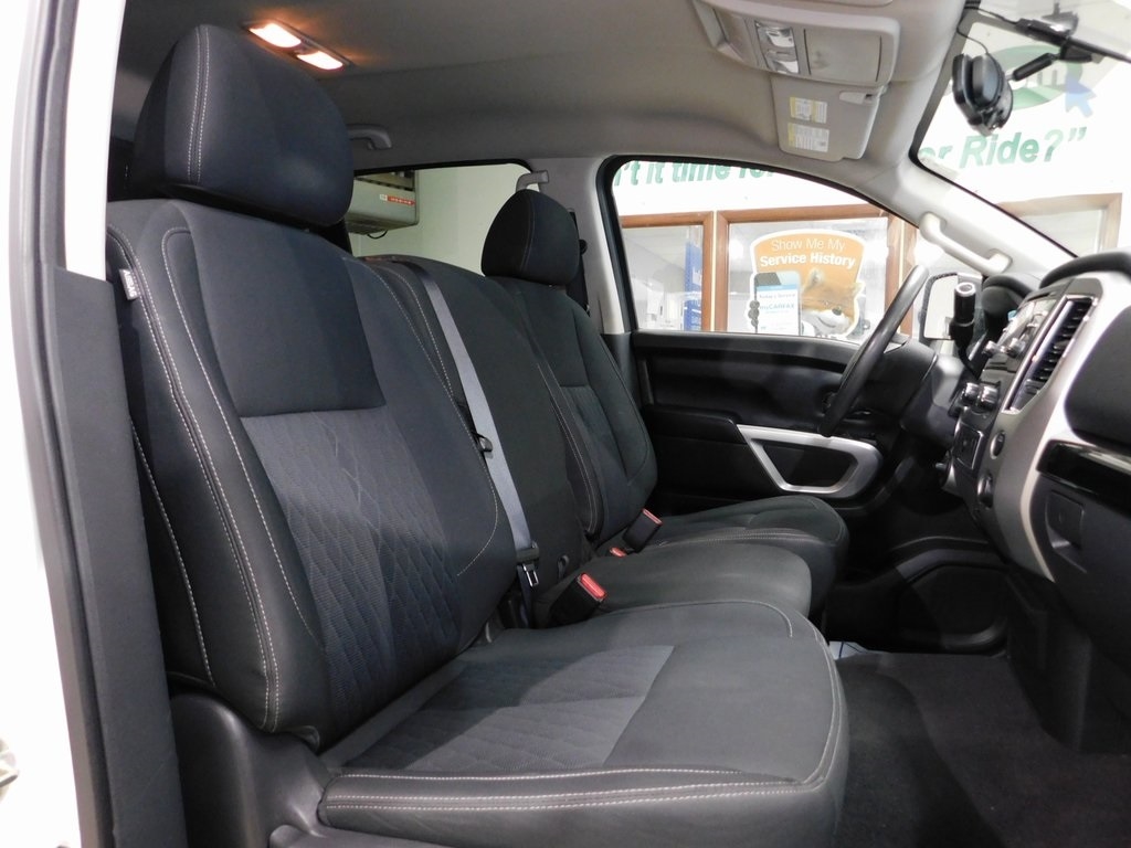 Nissan Titan SV Crew Cab 4WD 2017