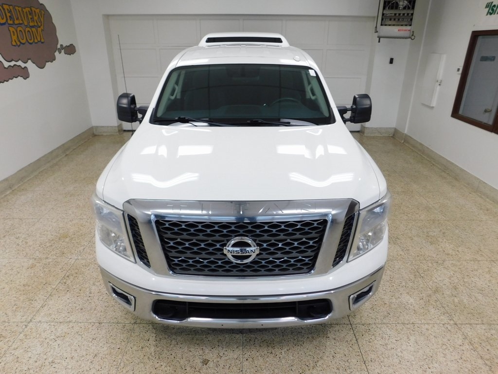 Nissan Titan SV Crew Cab 4WD 2017