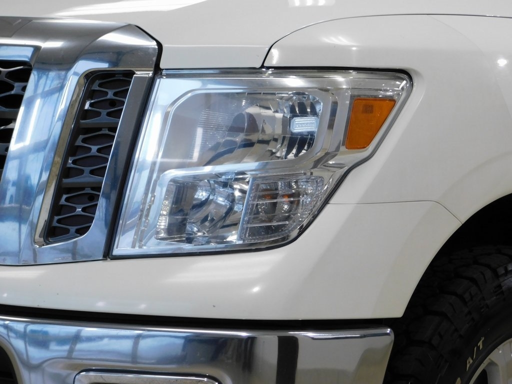Nissan Titan SV Crew Cab 4WD 2017