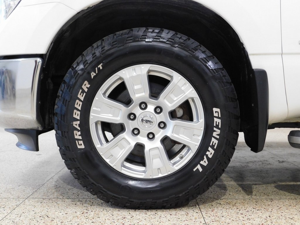 Nissan Titan SV Crew Cab 4WD 2017