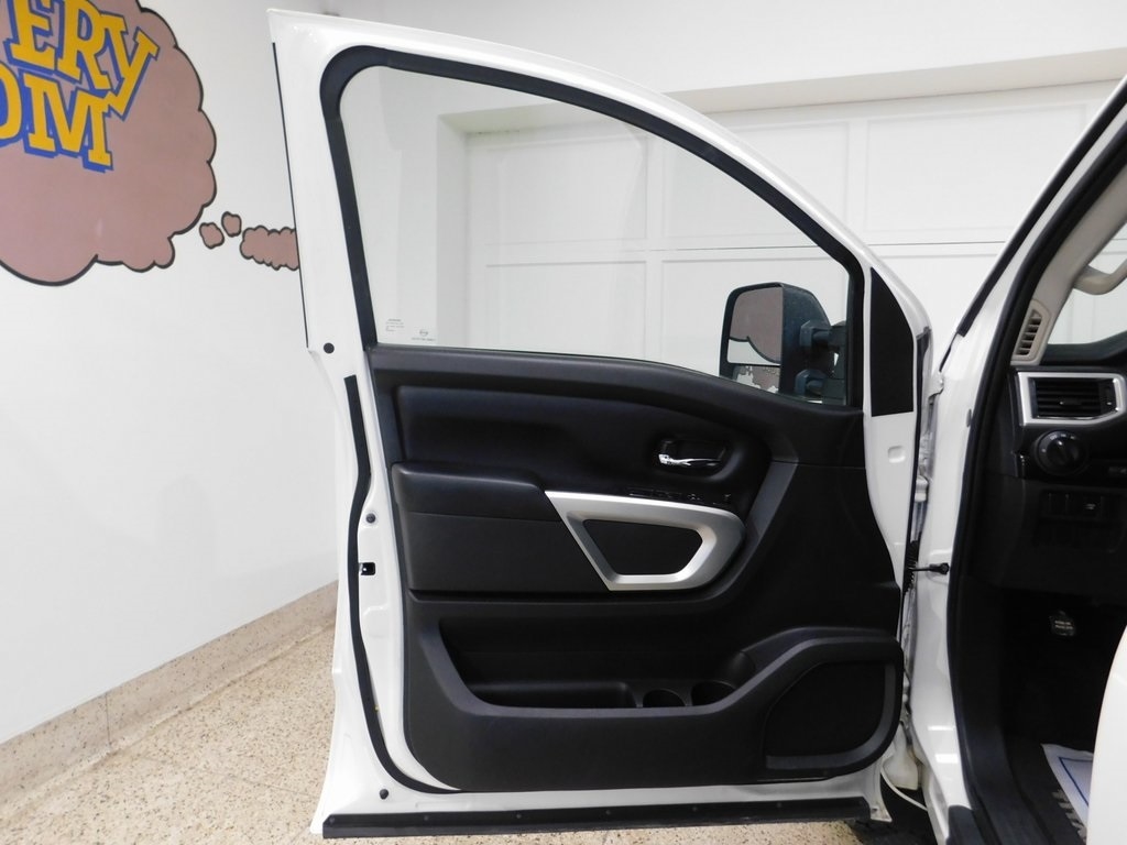 Nissan Titan SV Crew Cab 4WD 2017